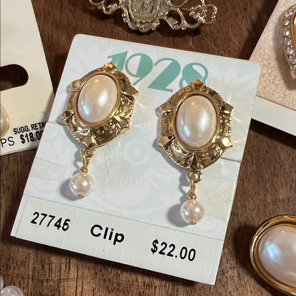 Vintage Pearl Gold Tone Jewelry Lot with Clip Earrings Necklace Brooch Hair Clip - Picture 3 of 9